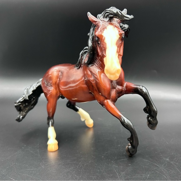 Breyer Shelby 2023 CC Gambler’s Choice Glossy Bay Nokota Horse Rare - Picture 8 of 11